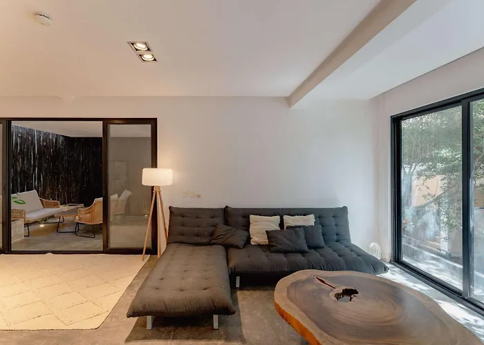 Stylish 3br Retreat In Serene Luxury Setting