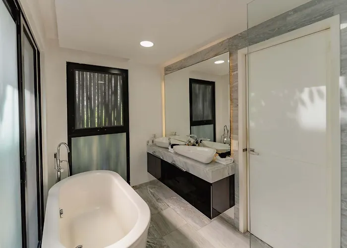 Stylish 3br Retreat In Serene Luxury Setting Apartment