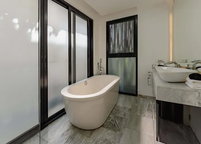 Stylish 3br Retreat In Serene Luxury Setting