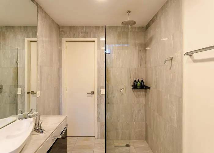 Stylish 3br Retreat In Serene Luxury Setting Apartment *
