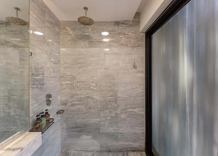 Stylish 3br Retreat In Serene Luxury Setting *
